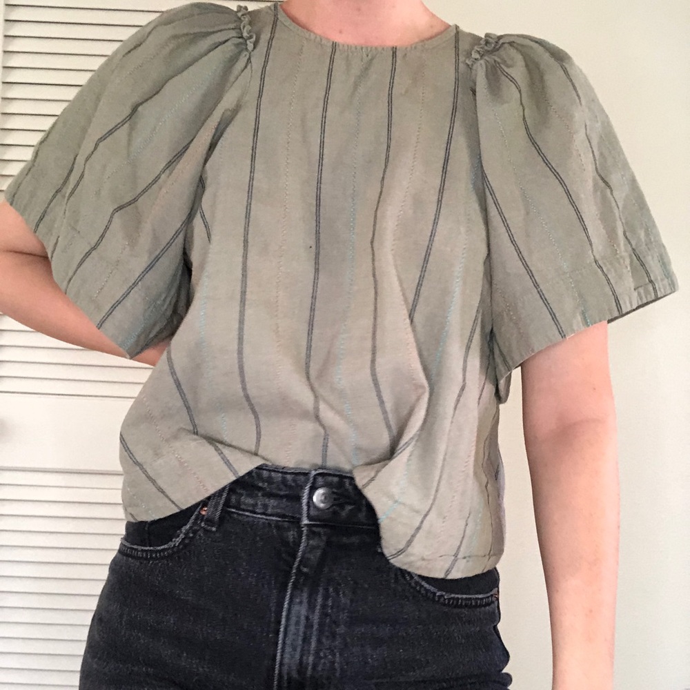 Cute puffy sleeve top